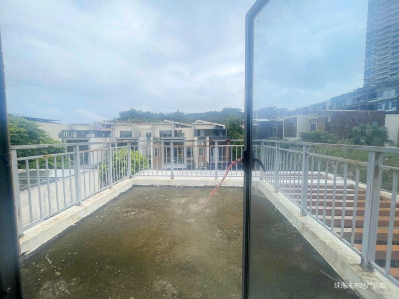 珠海情侣路上的联排别墅,单边位,带两个车位,房子里可以装电梯