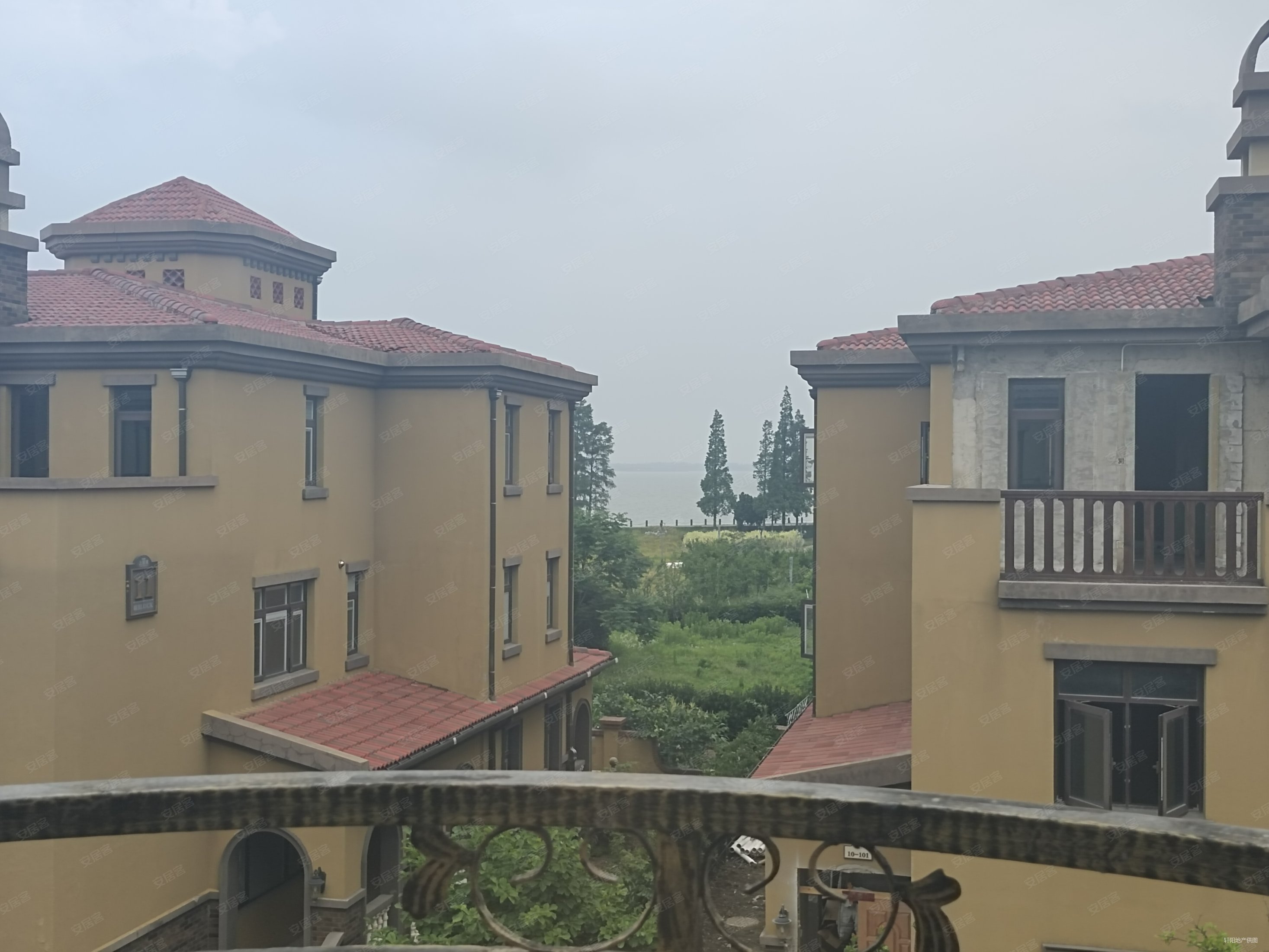 上海湾可以看湖景的联排别墅户型小区一套