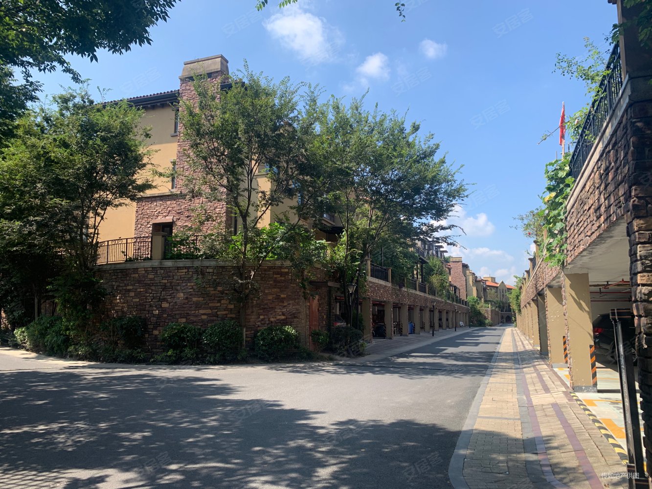 望府西鉴园4室2厅3卫181㎡南北390万