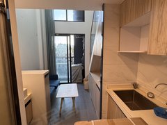 东莞莞城八达路朝南，精装复式一房一厅出租，可拎包入住，随时可看房出租房源真实图片