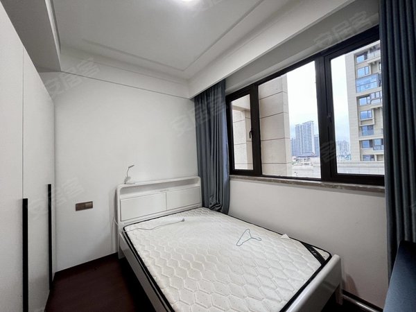 连江路五里亭世茂璀璨天城区医院地铁口复式4房3卫