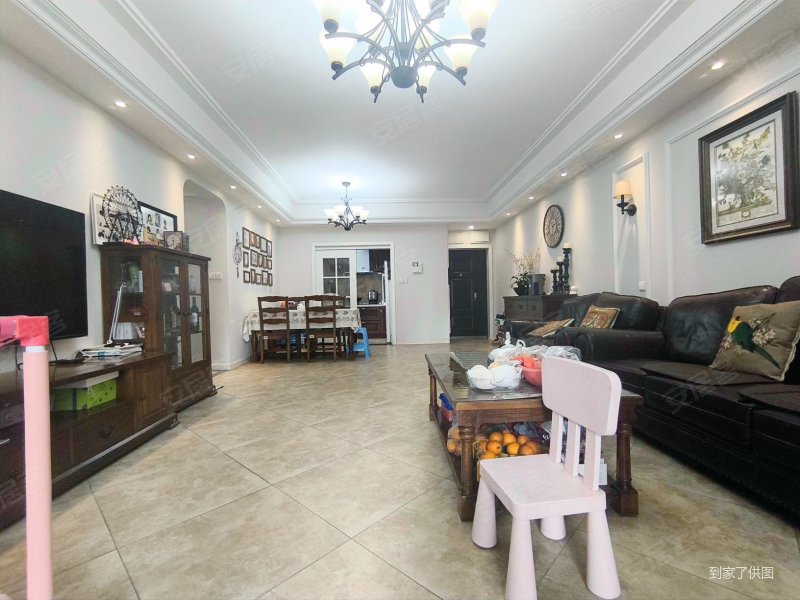 朝中庭中间楼层,全实木,保持很好,价格可谈,国际社区江御二手房,190万