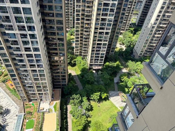 深圳宝安塘尾华强城(一二期)11号塘尾 华强城精装修4房 钥匙在手 拎包