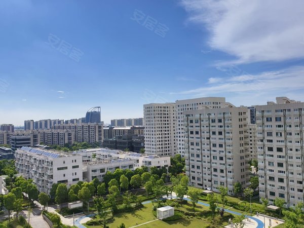 上海浦东临港新城馨雅铭苑新天地 1室1厅1卫 可以短租 送宽带 有停车