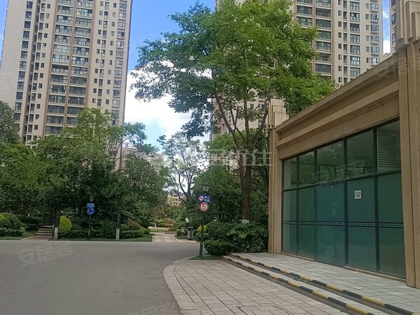 昆明西山前卫营润城(7区)万达旁边 润城七区 精装两室 带家具家电