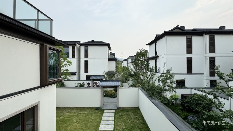 北区合院 位置较好花园较大 南入户 南北大花园 北边临河,宜和东方园