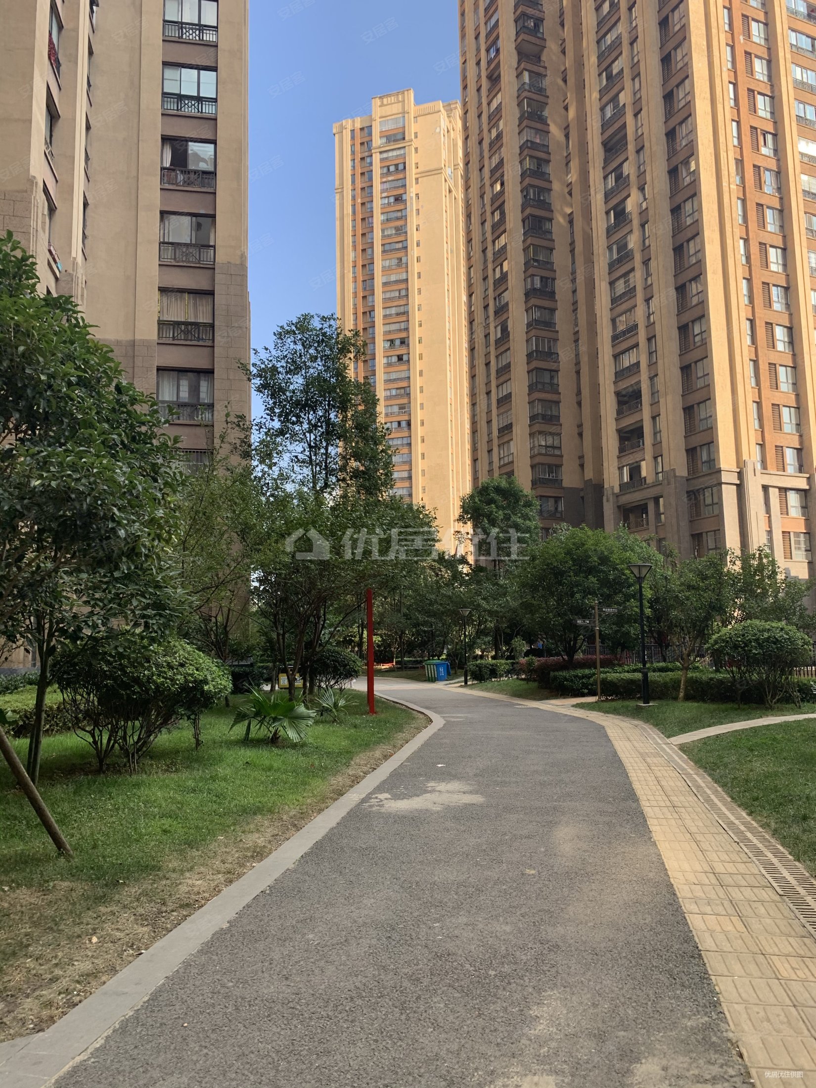 绿地伊顿公馆3室2厅1卫93㎡南68万