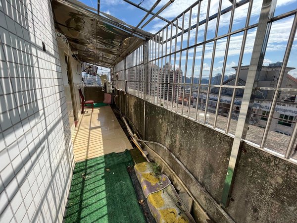 深圳布吉布吉街凤凰山庄布吉西环路 凤凰山庄 电梯三房一厅 公交站在