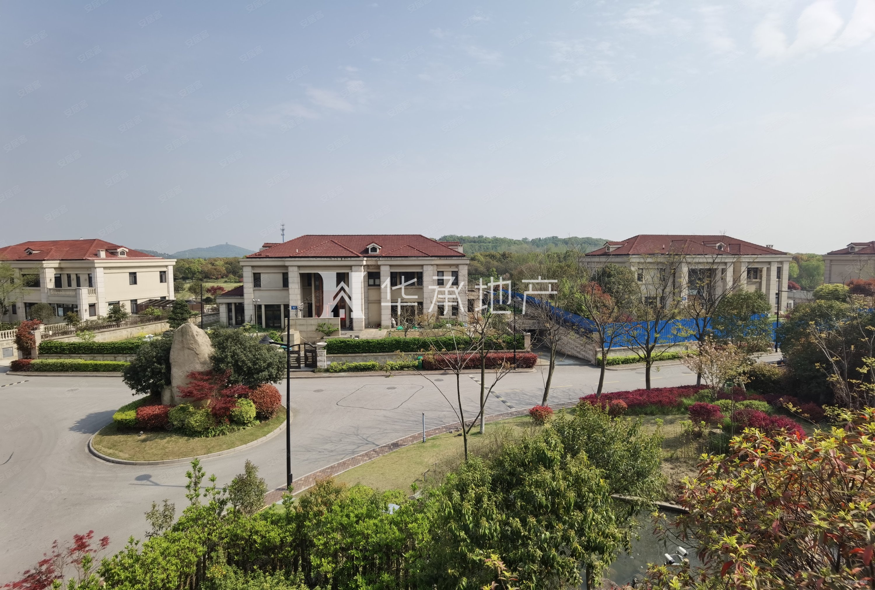 太湖锦园 临湖大独栋 占地三亩 100万土建 满五年诚售