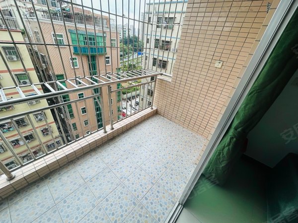 深圳龙岗坂田雪象花园十号线 雪象花园新村 原始超大三房一厅出租房源