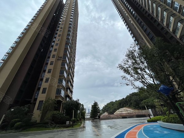 深圳龙岗大运乐城(二期)荷坳地铁口4房2厅2卫精装大户型出租出租房源