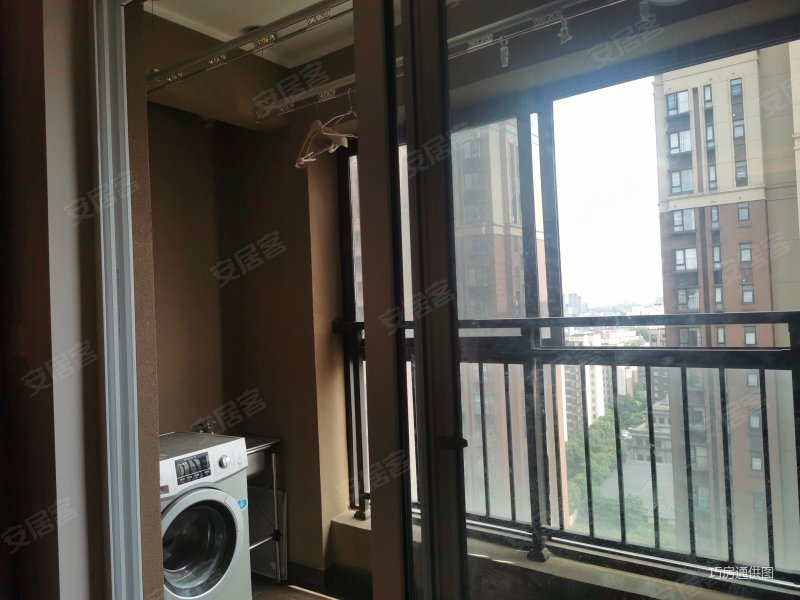 购物方便 高楼层视野无遮挡 电梯房 小三房 近医院 次新房,万科城(四