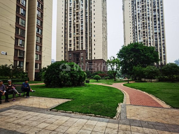 重庆渝北空港桥达蓝湾半岛小区环境好,绿化率高,靠近轻轨商圈附近