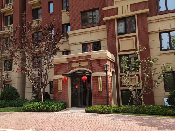 青岛城阳白云山公园青特小镇b区青特小镇b 精装套三 家电齐全 拎包