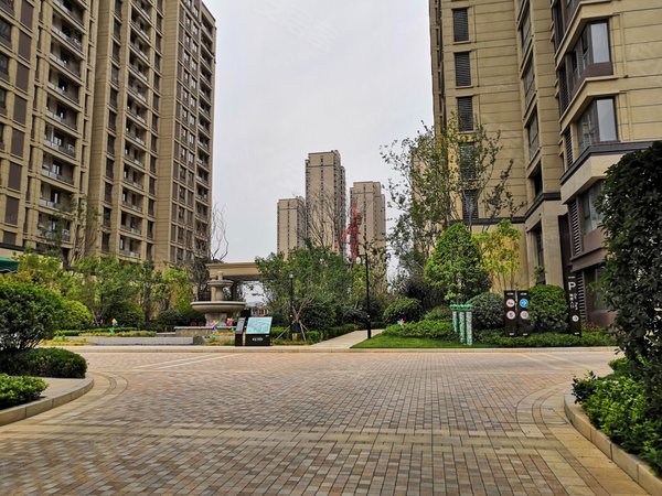 西安大兴新区梨园路御园温泉小区御园温泉花园次卧独卫,空房出租 可月