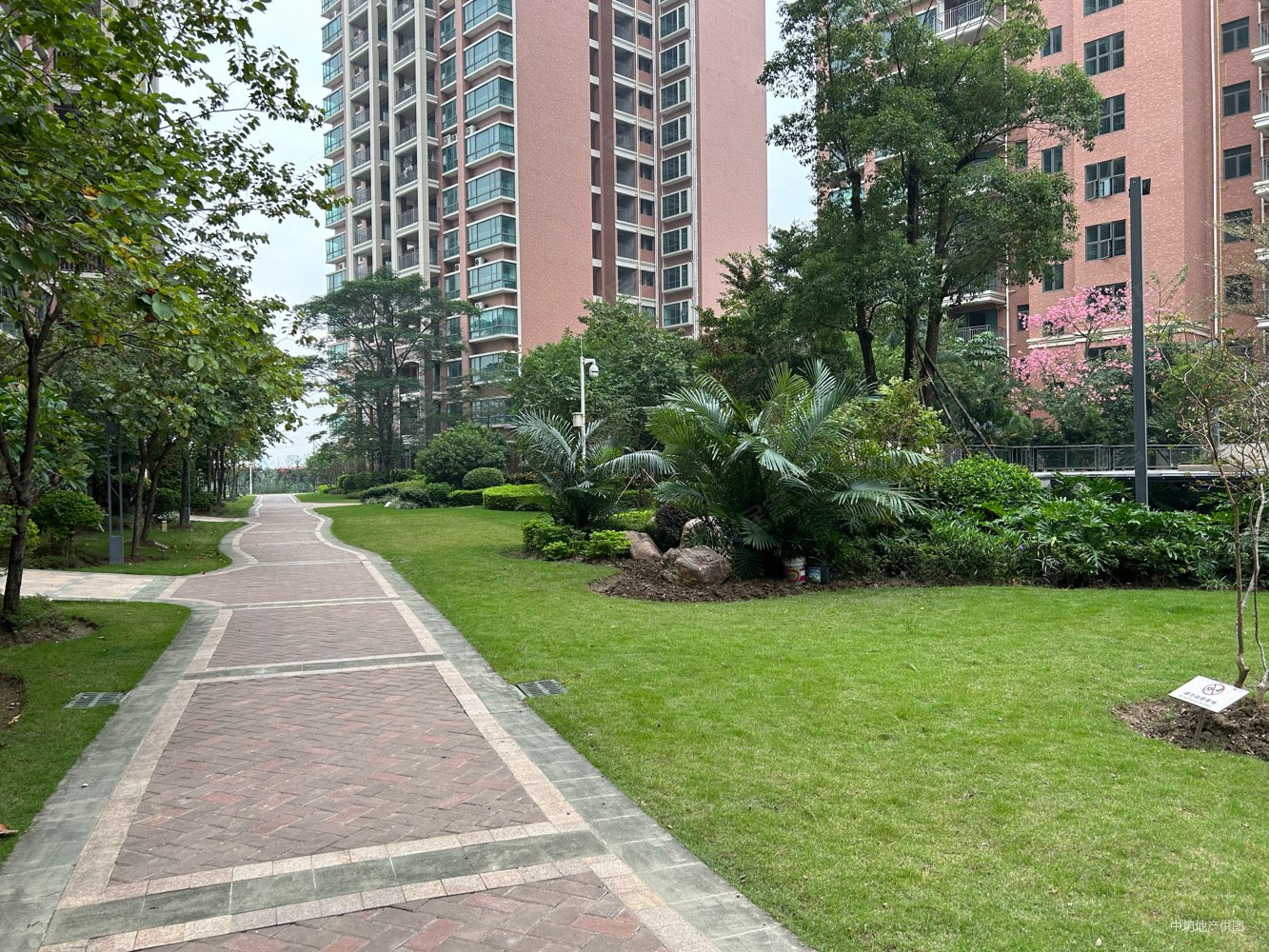 雅德花园4室2厅2卫128.01㎡南北90万