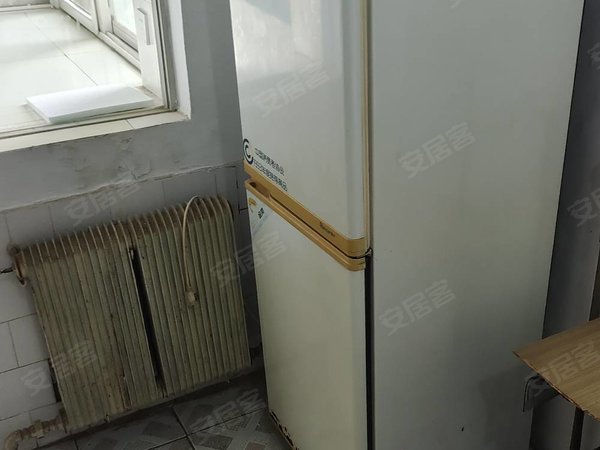 朝阳双塔大润发五一街三段小区短租南塔五一街金店附近3楼三室一厅床衣柜冰箱洗衣机热水器厨卫出租房源真实图片