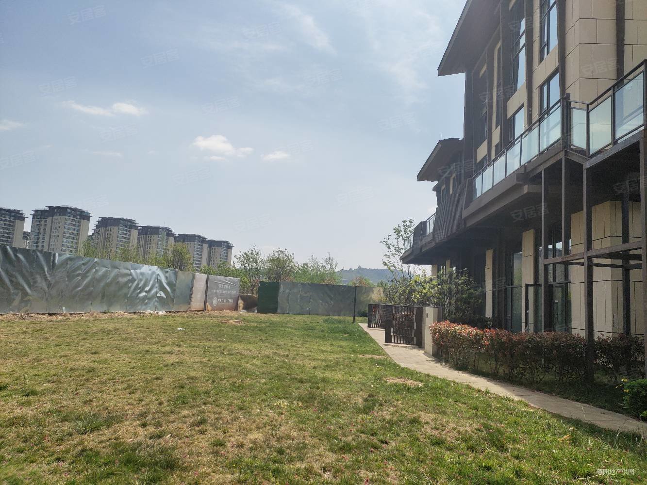 大渔绿地健康城商墅超大花园地下一层地上三层大露台 129 万,绿地滇池