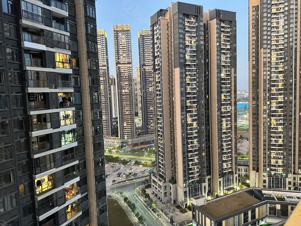 深圳坪山坪山恒大城(二期)配的沙发,床很好!电器配齐.