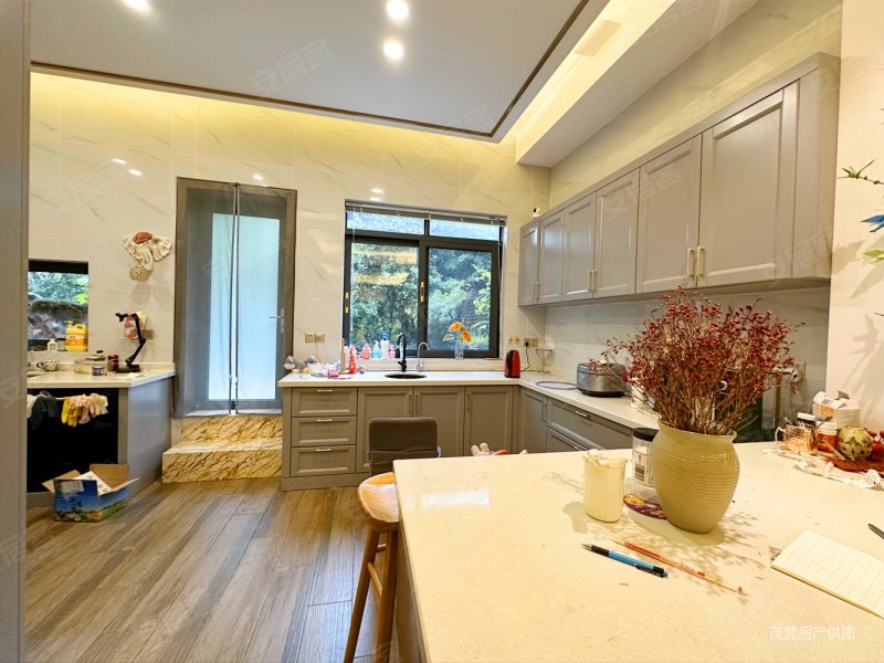 好房子 鸳鸯橡树澜湾出来一套现代简约风联排别墅 带电梯!