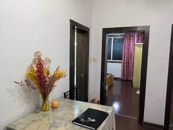 苏州常熟市区五星新村二区五星二区,五星菜场旁,清爽两房带天然气的