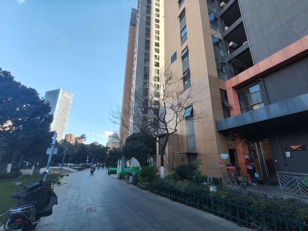 昆明盘龙金星立交桥金尚俊园(二期)白云路地铁站旁 精装修一房 带家具