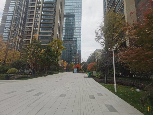 昆明官渡巫家坝中交金地中央公园18号院(商住楼)地铁口旁 中央公园