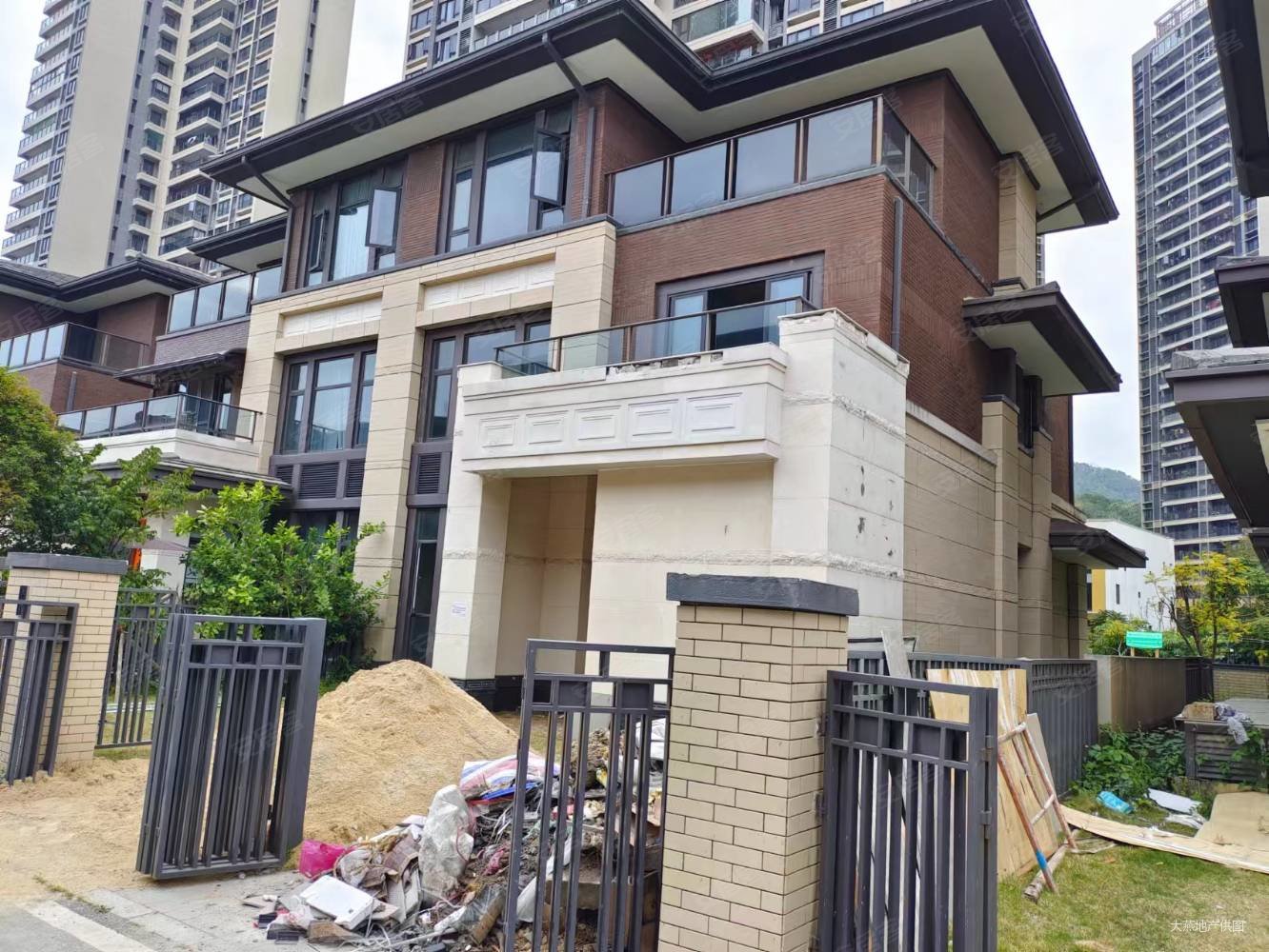 保利中央公园别墅5室5卫带中空厅三面见光花园105方