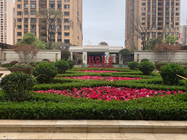 昆明官渡海伦国际海伦国际依云郡依云郡 三室 南向端头房 精装带家具