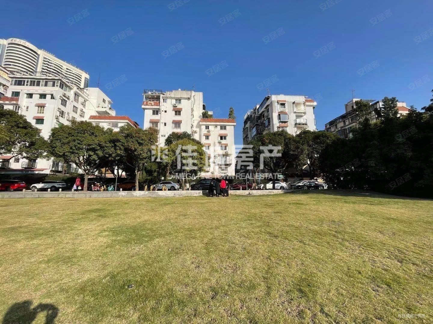 槟榔滨北白鹭洲,西堤 ,电梯4房,5个阳台均看湖景,南北通,西堤别墅