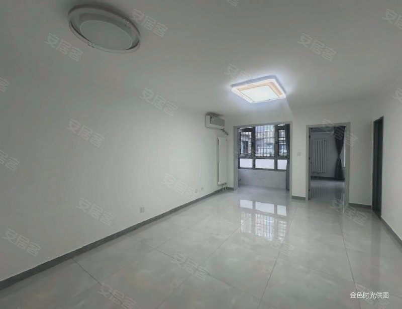 阳光水岸 精装两居 中层 满五年 小区中心 近地铁 有车位