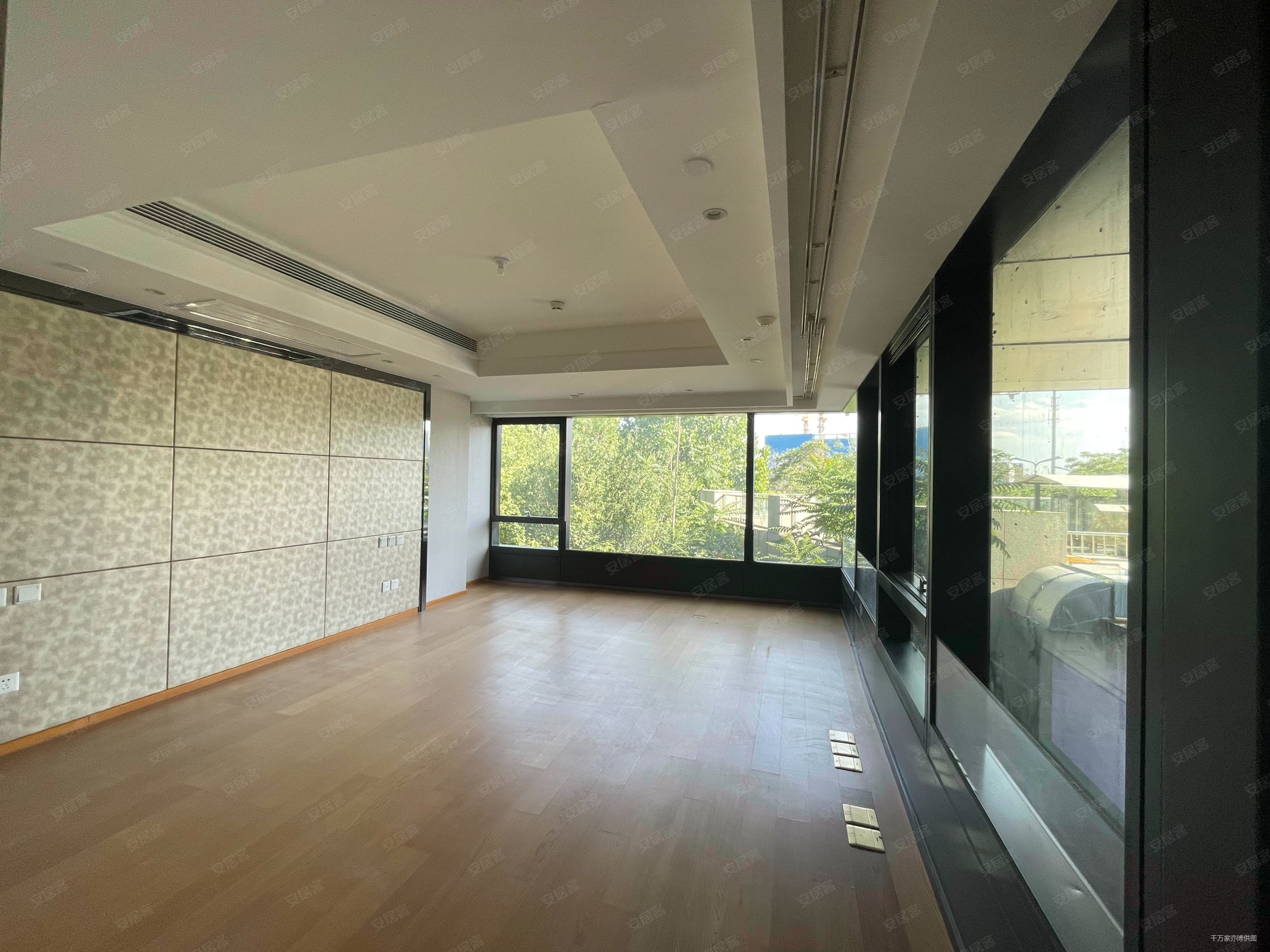 760国锐金嵿复式四居 有   次新房 精装修 看房有钥匙