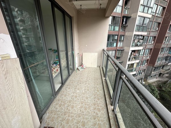 重庆渝北渝北黄泥磅上品拾陆红土地 两条轻轨线路精装两房出租出租