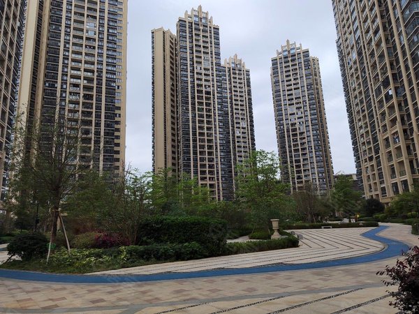 深圳龙岗坪地创城丁山河畔坪地中学对面创城楼上拎包入住豪华装修家私