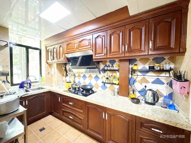 山水英伦庄园精装一楼 诚心出售 配套齐全 带院子 近地铁!