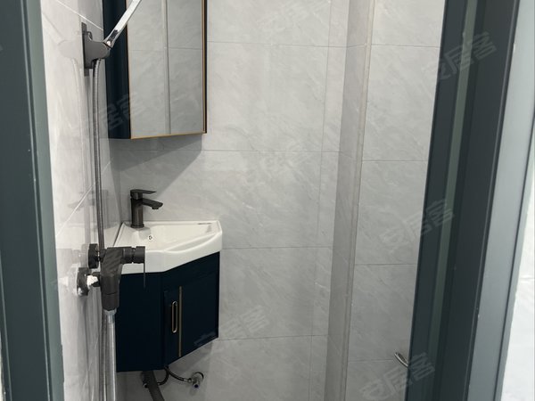 汕头龙湖夏桂埔黄河路自建房本人业无中介费陈厝合豪华首租配套齐全阳光充足,通风路边第一栋出租房源真实图片
