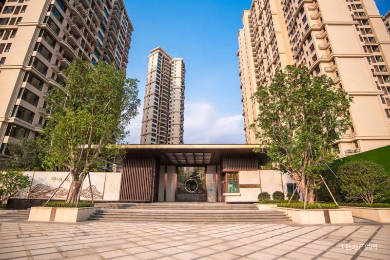 畔山中心城5室2厅2卫131.65㎡南北125万