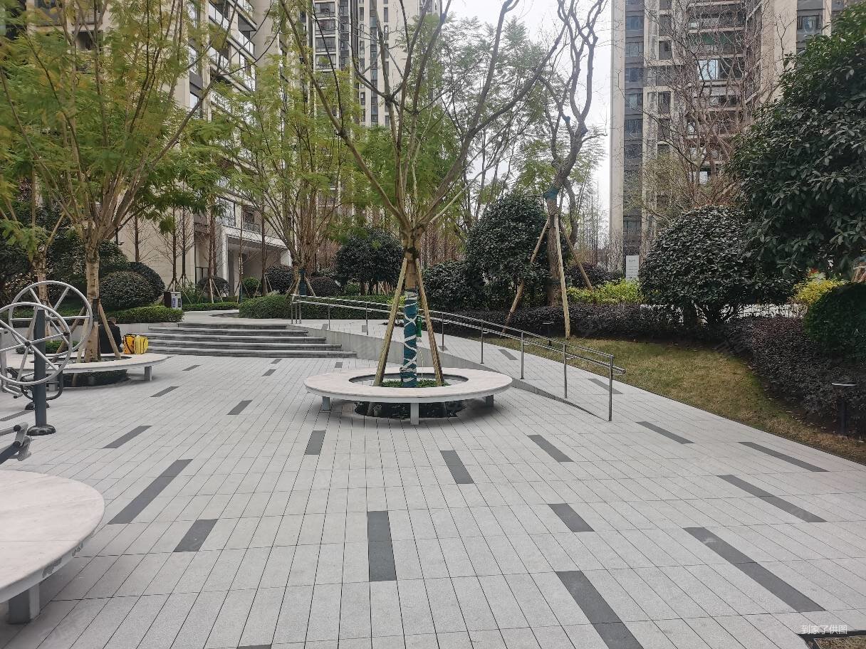 急售九曲河轻轨站旁龙湖九里峰景四房175万