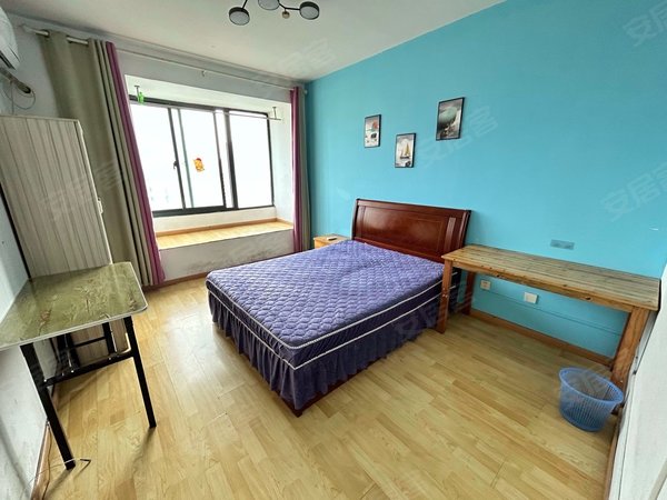 昆山玉山城南新城域吾悦广场南亚电子旁,新城域精装主卧,全新家具家电