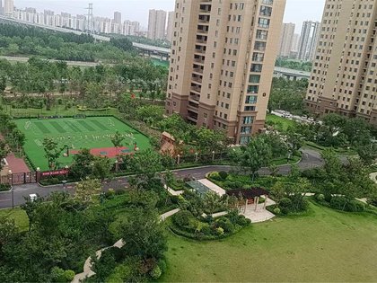 内部有花园,凉亭跟健身器材,人车分流,东侧紧邻洸府河小区设施小区均