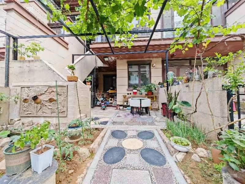 一楼带院温馨别墅三室两厅两卫精装修,送车位,中建长清湖瑜园二手房
