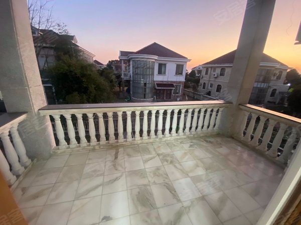 苏州吴中甪直鸿运花园澄湖边 鸿运花园 6室3厅3卫 精装修  配套齐全