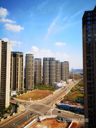 国博城二期三房,南昌二中学区,近地铁站,中上楼层,小区中心, 绿地国际