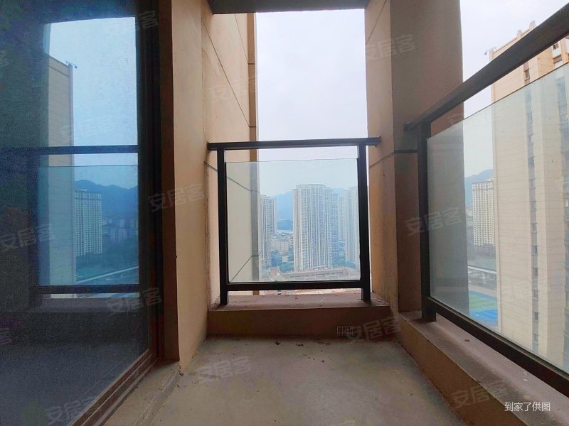 渝富滨江首岸正看江交通便利临地铁双卫格局