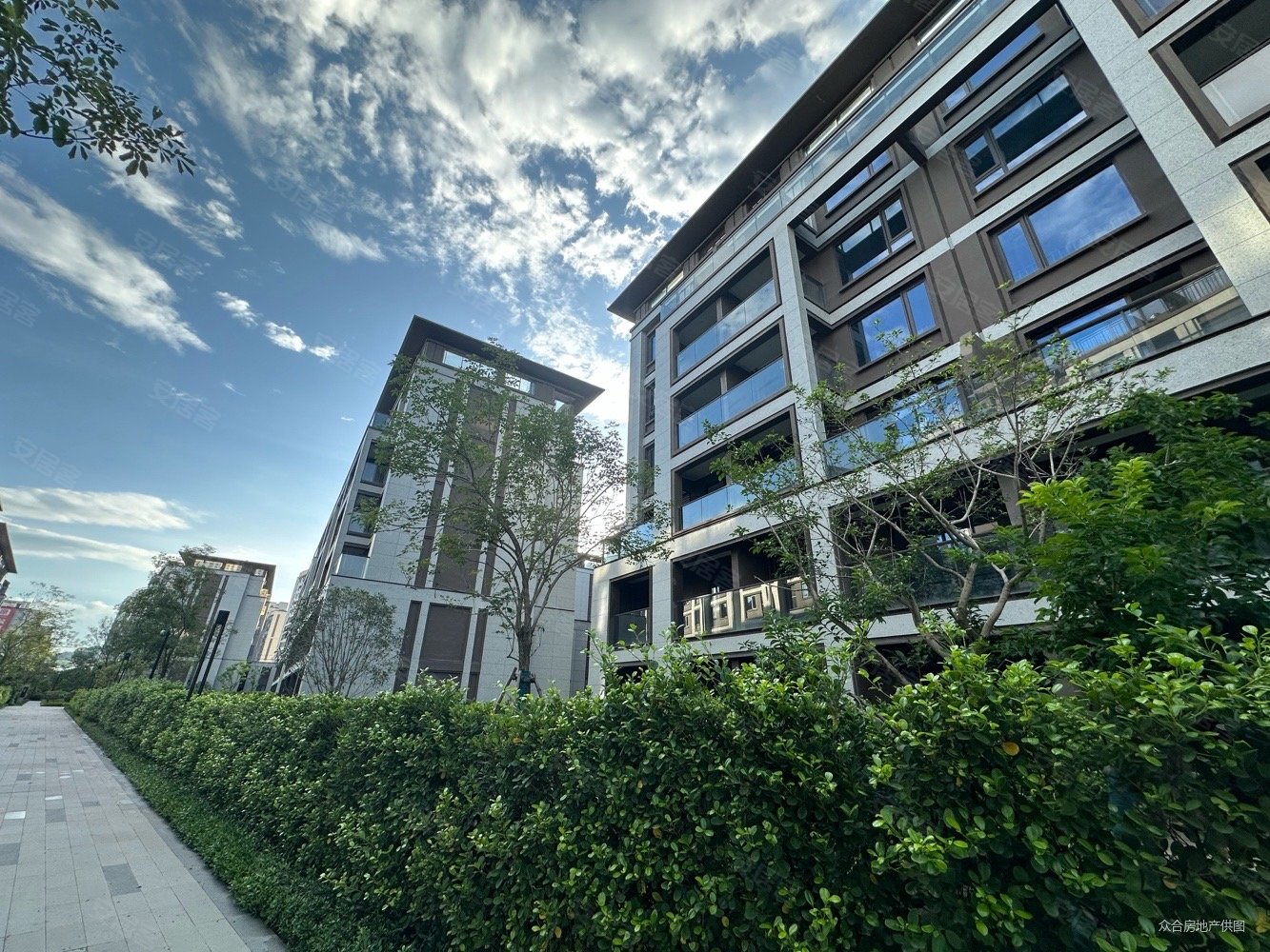 融创福州府c区4室2厅3卫131㎡南北380万