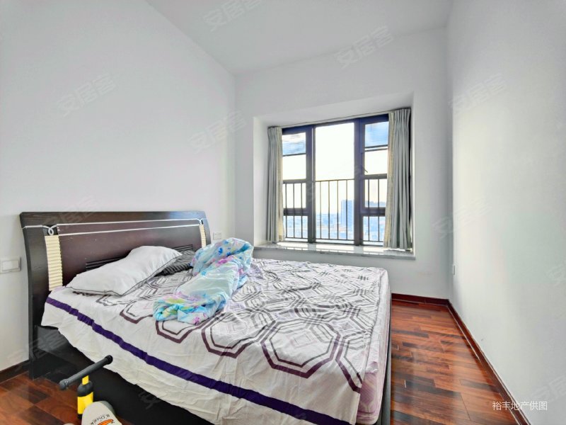 华发四季名苑 4 房  142 方 交通便利 次新小区