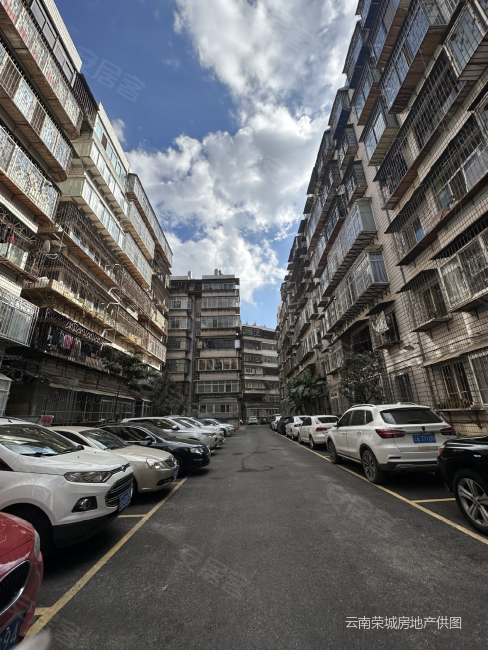 国贸中心旁 宝海公园 中装大3房 证齐全 单价7200元