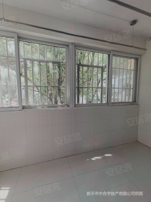 温馨家园!多层一楼精装三室!送车库!各出各税