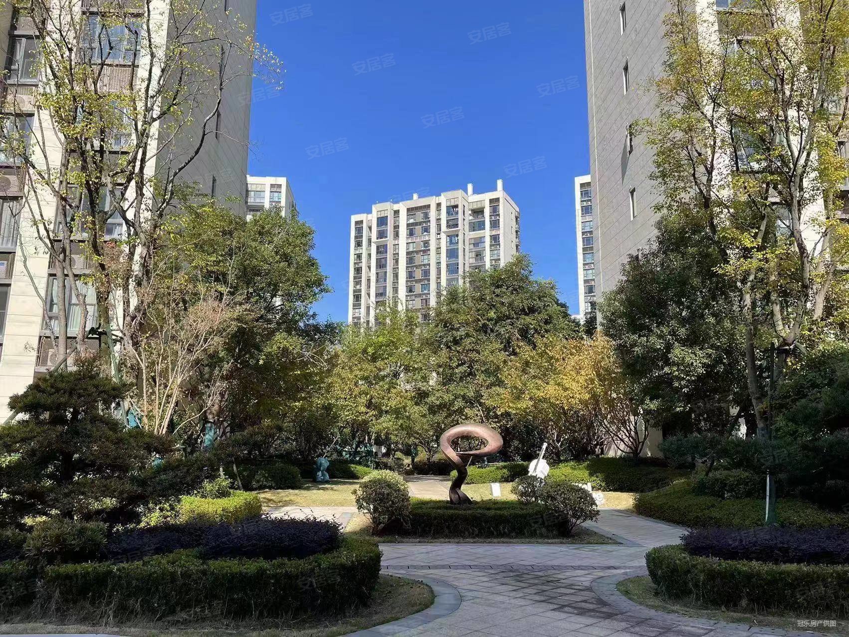 恒大滨江御府8楼130平精装修四室两厅两卫197万两年满