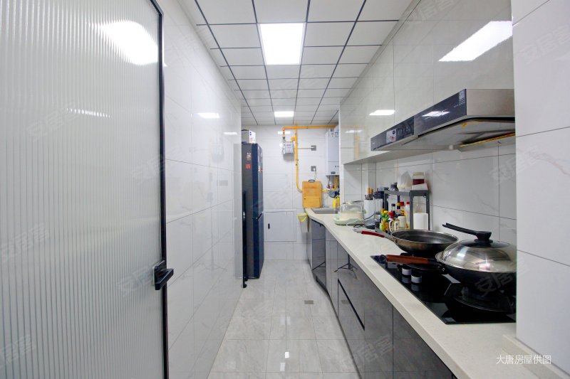 东升地铁口200米精装套三带衣帽间